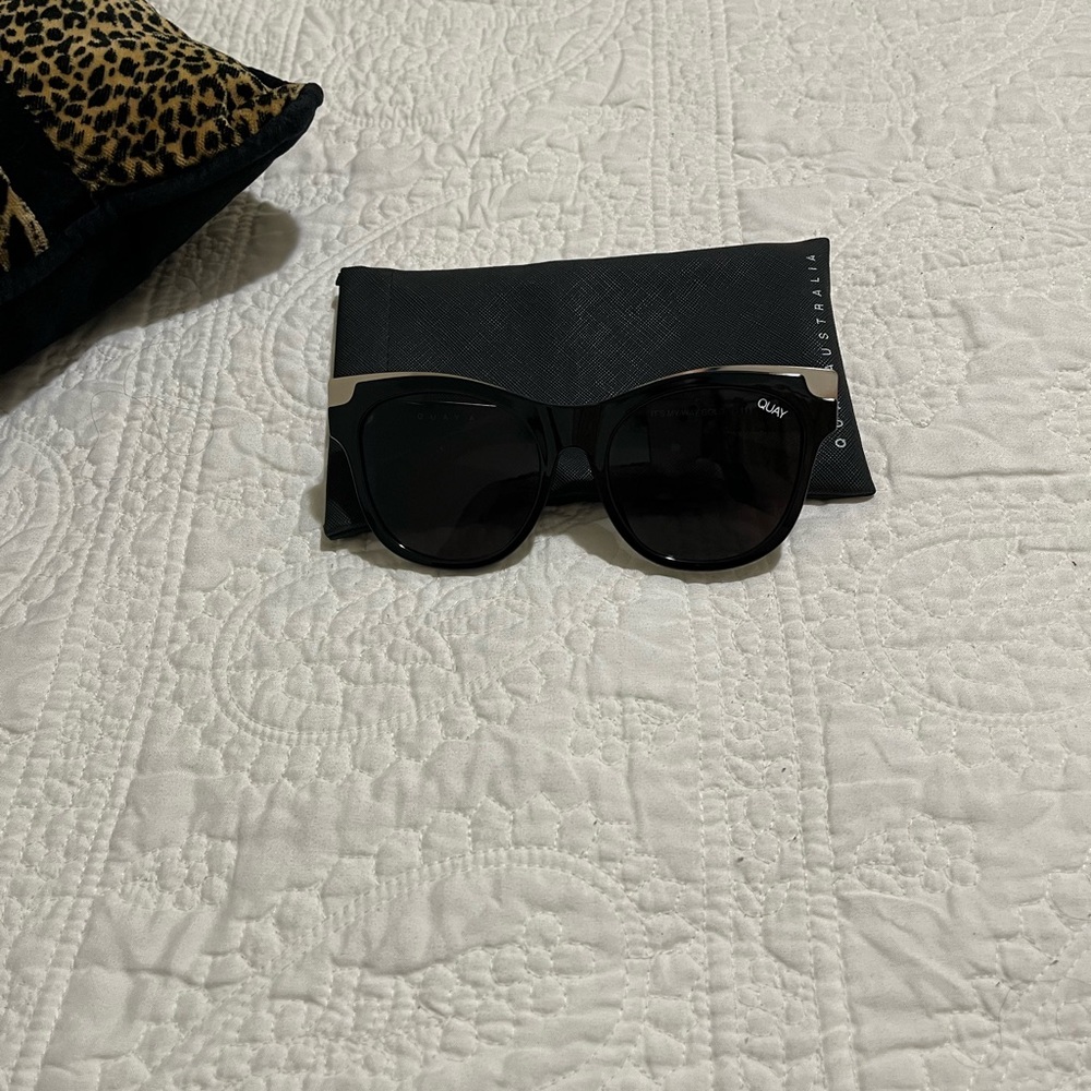 Quay Sunglasses never worn. No cleaning cloth.